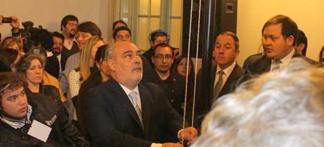 Colombi_entrega_de_diplomas_1